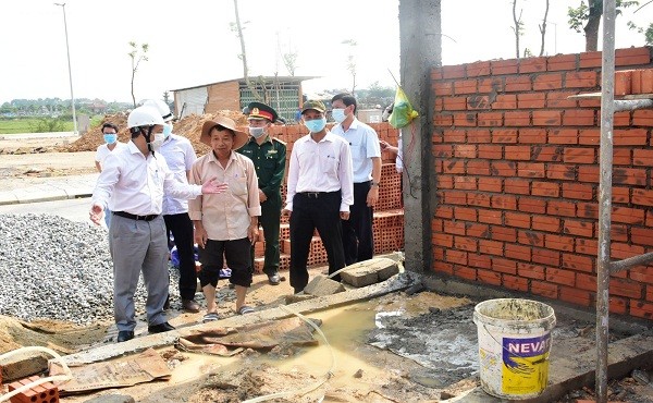 Lãnh đạo tỉnh TT- Huế  kiểm tra việc xây dựng nhà cho hộ nghèo tại Khu tái định cư Hương Sơ