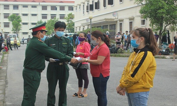 Đại diện Ban Chỉ đạo phòng, chống dịch Covid-19 Bộ CHQS tỉnh trao giấy chứng nhận cho công dân