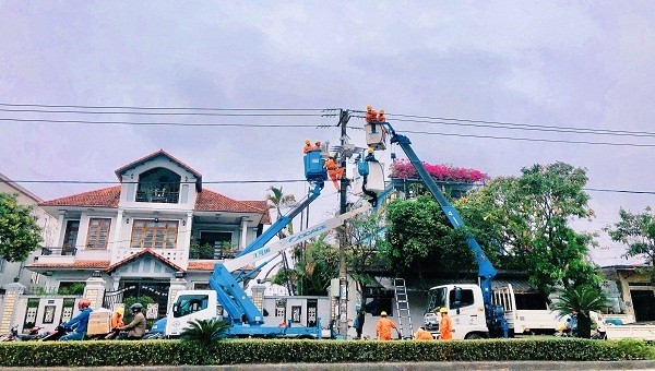 Kiểm tra lưới điện đảm bảo cấp điện phục vụ khách hàng trong mùa nắng nóng.

