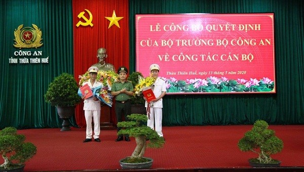Giám đốc Công an tỉnh TT- Huế trao quyết định bổ nhiệm của Bộ trưởng Bộ Công an cho Đại tá Nguyễn Đình Thừa và Đại tá Hoàng Văn Thành.