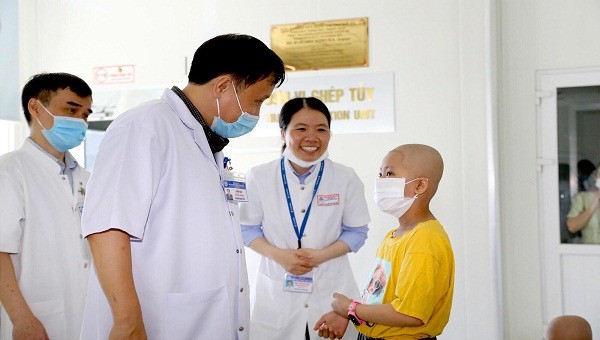GS.Phạm Như Hiệp, Giám đốc bệnh viện Trung ương Huế thăm hỏi, tặng quà cho bệnh nhi trước lúc bệnh nhi được xuất viện.