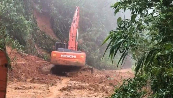 Lực lượng cứu hộ cứu nạn đang khẩn trương thông đường các điểm sạt lở tại tuyến đường 71.