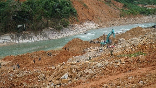 Các lực lượng chức năng vẫn đang tích cực tìm kiếm những người mất tích.