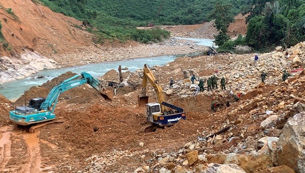 Sau bão số 9, việc tìm kiếm các nạn nhân mất tích tại thủy điện Rào Trăng 3 tiếp tục được nối lại.