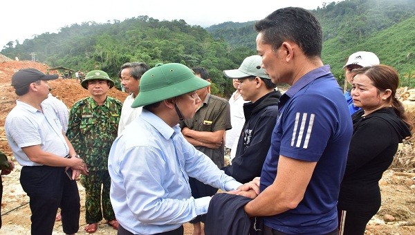 Lãnh đạo tỉnh TT- Huế động viên người thân các nạn nhân mất tích.