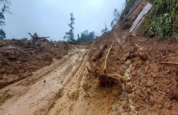 Một điểm sạt lở trên tuyến đường Hồ Chí Minh đoạn qua địa bàn huyện A Lưới, tỉnh Thừa Thiên Huế