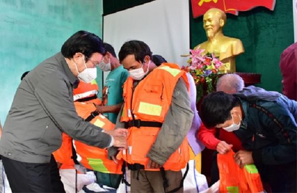 Nguyên Chủ tịch nước Trương Tấn Sang tặng áo phao cứu sinh đa năng cho ngư dân Thừa Thiên Huế