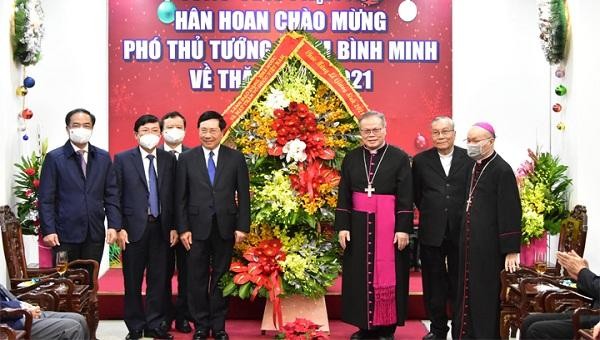 Phó Thủ tướng Thường trực Chính phủ Phạm Bình Minh tặng hoa chúc mừng giáng sinh tại Tòa Tổng Giám mục Tổng Giáo phận Huế