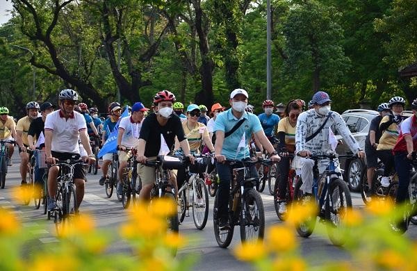 Hơn 300 người tham gia đạp xe vì du lịch và môi trường