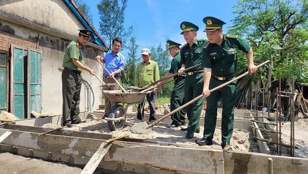 Lãnh đạo Đồn Biên Phòng, Công an tỉnh Quảng Trị và chính quyền địa phương làm lễ khởi công xây dựng nhà tình nghĩa cho gia đình thân nhân liệt sĩ Trần Trung.