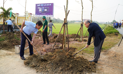 Phó Bí thư Thường trực Tỉnh ủy Phan Ngọc Thọ và Phó Bí thư Tỉnh ủy, Chủ tịch UBND tỉnh Thừa Thiên Huế Nguyễn Văn Phương trồng cây sau lễ phát động.