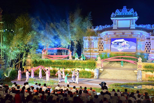 Lễ khai mạc Festival nghề truyền thống 2023 sẽ được diễn ra vào lúc 20h ngày 28/4 tại quảng trường trước trường THPT chuyên Quốc học. (Ảnh minh họa).