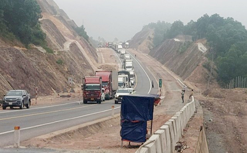 Đoạn trượt ta-luy trên tuyến cao tốc Cam Lộ- La Sơn.