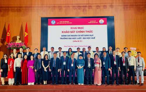 Đoàn đánh giá và lãnh đạo Trường Đại học Luật, ĐH Huế chụp ảnh kỷ niệm tại phiên khai mạc.