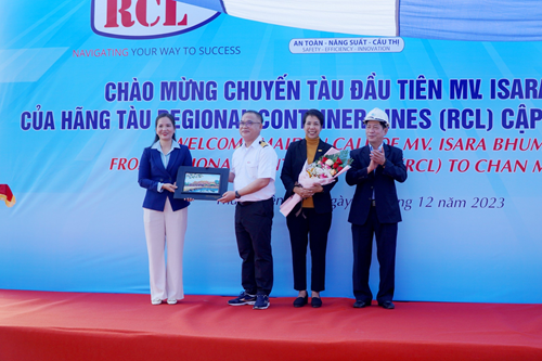 Lãnh đạo Cảng Chân Mây tặng hoa và quà cho đại diện của hãng tàu và thuyền trưởng.