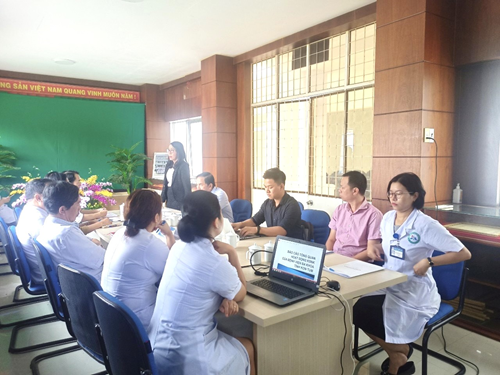 ThS.BS CKII Hoàng Thị Lan Hương, Phó Giám đốc Bệnh viện Trung ương Huế phát biểu tại buổi làm việc với lãnh đạo các bệnh viện.