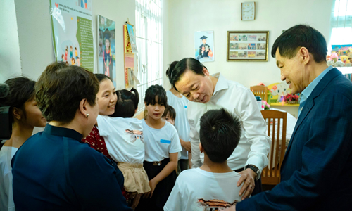 Phó Thủ tướng Chính phủ Trần Hồng Hà thăm, tặng quà cho trẻ em tại Làng Trẻ em SOS Huế.