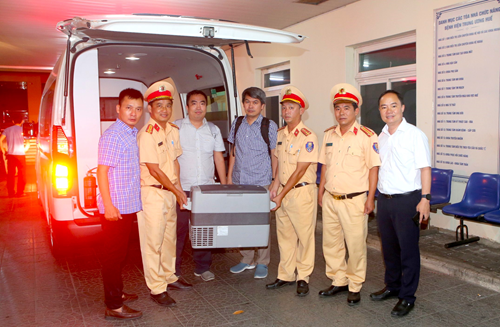 Lực lượng CSGT Thừa Thiên Huế phối hợp cùng các Y, bác sĩ kịp thời vận chuyển tạng được hiến đến Bệnh viện Trung ương Huế để ghép cho người bệnh đang chờ.