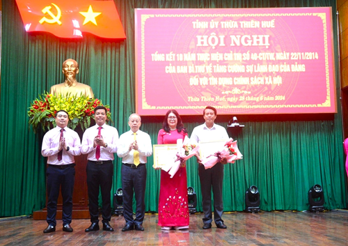 Ban Thường vụ Tỉnh ủy Thừa Thiên Huế tặng bằng khen cho 1 tập thể và 1 cá nhân đã có thành tích xuất sắc trong thực hiện Chỉ thị 40.
