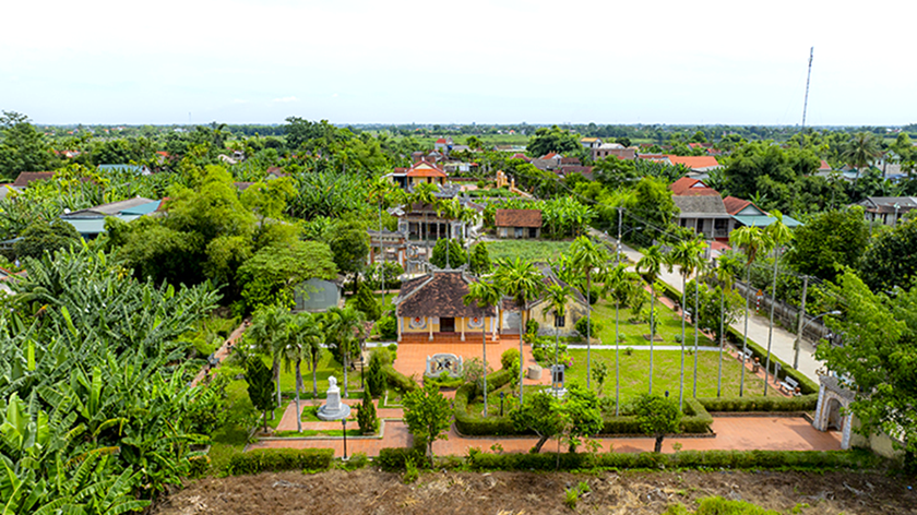 Khuôn viên nhà thờ Đặng Huy Trứ