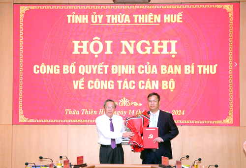 Phó Trưởng ban Thường trực Ban Tổ chức Trung ương Hoàng Đăng Quang (bên trái) trao Quyết định của Ban Bí thư cho ông Phạm Đức Tiến.