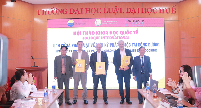 Trường ĐH Luật, ĐH Huế tặng quà Trung tâm Nghiên cứu Lịch sử các tư tưởng và thể chế chính trị của Đại học Aix-Marseille.