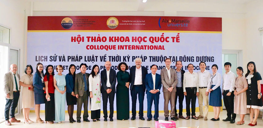 Các đại biểu chụp ảnh lưu niệm