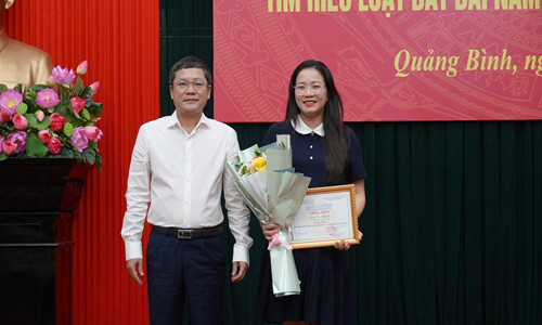 Ông Phan Phong Phú, Phó Chủ tịch UBND tỉnh Quảng Bình trao giải Nhất cho thí sinh tham gia cuộc thi trực tuyến “Tìm hiểu Luật Đất đai năm 2024”.