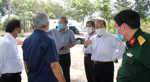 Phó Chủ tich UBND tỉnh Đoàn Tấn Bửu (thứ 2 từ phải sang), Giám đốc Sở Y tế Nguyễn Lâm Thái Thuận (thứ 3 từ phải sang) có mặt tại khu cách ly để tiếp đón và chỉ đạo công tác chuyên môn