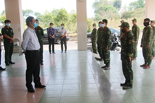 Bí thư Tỉnh ủy thăm hỏi động viên các chiến sỹ. Ảnh : Văn Khương