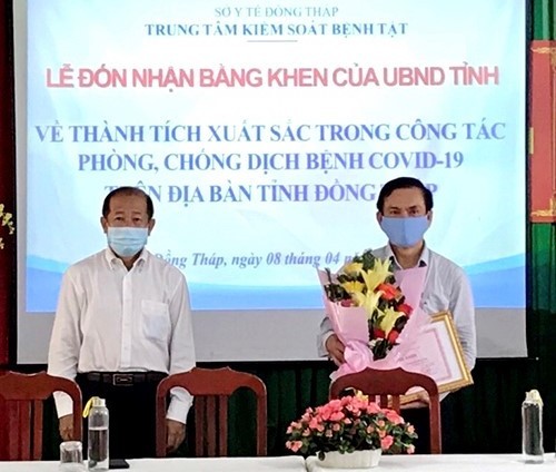 Ông Đoàn Tấn Bửu - Phó chủ tịch UBND tỉnh trao bằng khen cho lãnh đạo CDC Đồng Tháp