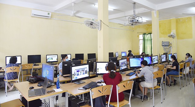 Giảng viên Trường ĐH Đồng Tháp tập huấn sử dụng hệ thống E- learning
Ảnh: ĐH Đồng Tháp