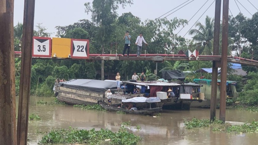 Hiện trường xảy ra vụ chìm ghe chở 60 tấn gạo trên sông Tiền.