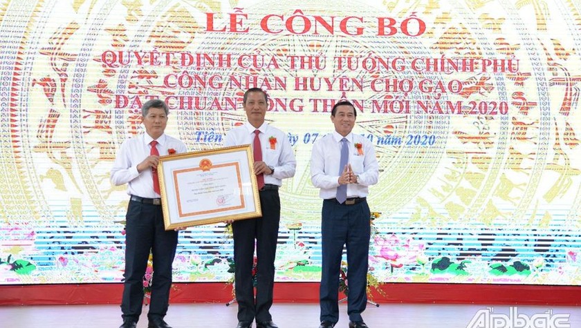 Đồng chí Lê Văn Hưởng trao Bằng công nhận huyện đạt chuẩn NTM của Thủ tướng Chính phủ cho lãnh đạo huyện Chợ Gạo. Ảnh: báo Ấp Bắc