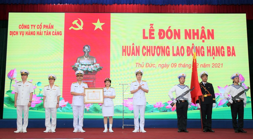 Công ty cổ phần Dịch vụ Hàng hải Tân Cảng đón nhận Huân chương Lao động hạng Ba