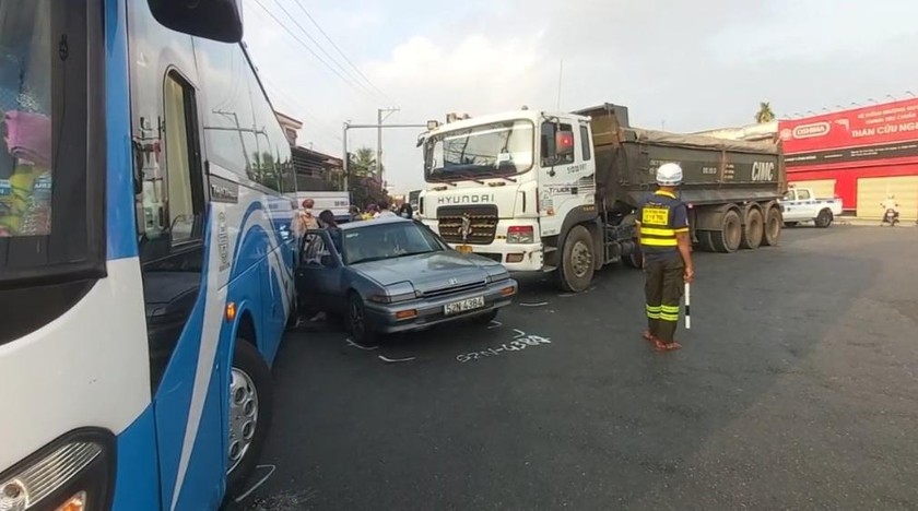 Tai nạn liên hoàn tại vòng xoay cao tốc TP Hồ Chí Minh -Trung Lương, 4 người thoát chết trong gang tấc