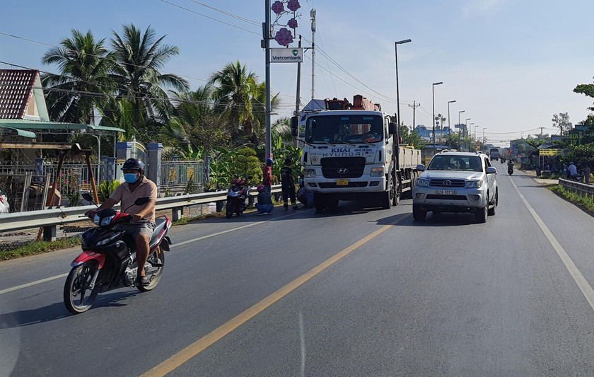 Xe máy va chạm xe tải trên Quốc lộ 50 làm người đàn ông bị thương nặng