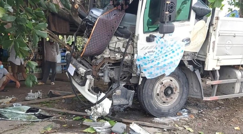 Tiền Giang: Xe tải lao vào quán nước ven đường sau va chạm giao thông