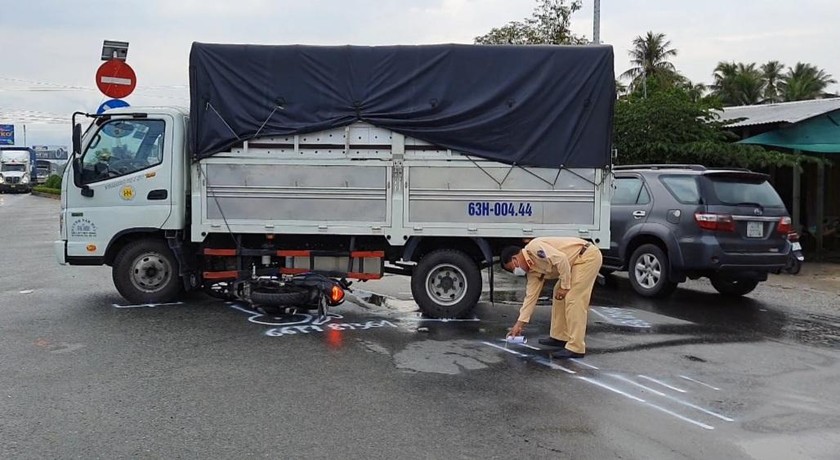 Xe máy lao vào gầm xe tải đang qua đường trên Quốc lộ 1 khiến giao thông ùn ứ trên 4km