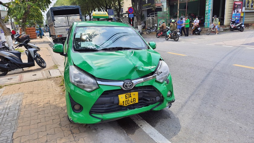 Tiền Giang: Thanh niên điều khiển xe tốc độ cao va chạm xe 4 chỗ và tông vào xe taxi bị thương nặng