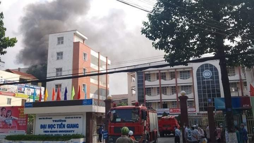 Cháy nhà dân cạnh trường Đại học Tiền Giang, nhiều sinh viên tháo chạy