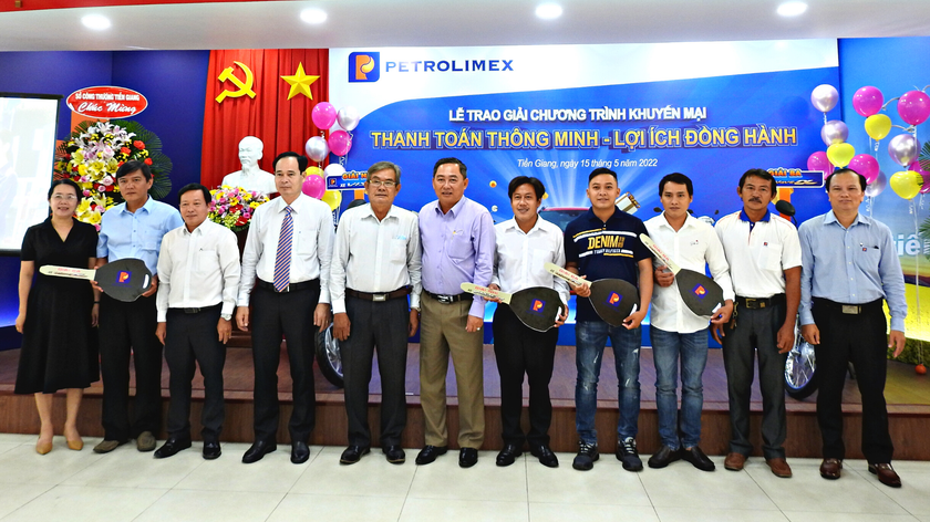 Petrolimex Tiền Giang trao giải cho các khách hàng may mắn trúng thưởng chương trình “Thanh toán thông minh – Lợi ích đồng hành”