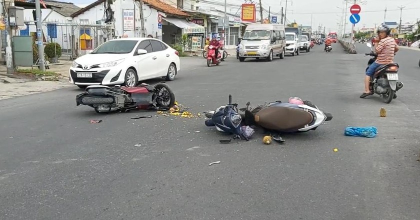 Một xe tay ga đi ngược chiều trên Quốc lộ 1 gây tai nạn khiến hai phương tiện hư hỏng nặng