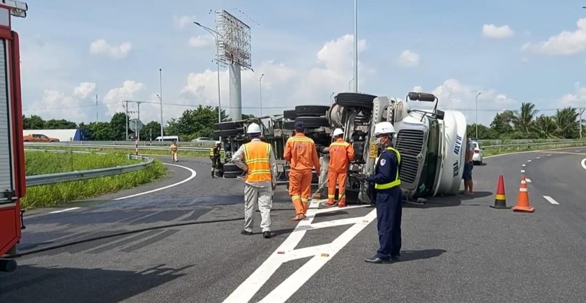 Xe đầu kéo lật ngang tại nút giao cao tốc Trung Lương - Mỹ Thuận với cao tốc TP Hồ Chí Minh - Trung Lương