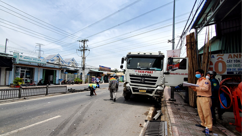 Xe bồn mất kiểm soát, hất bay nhiều đoạn dải phân cách