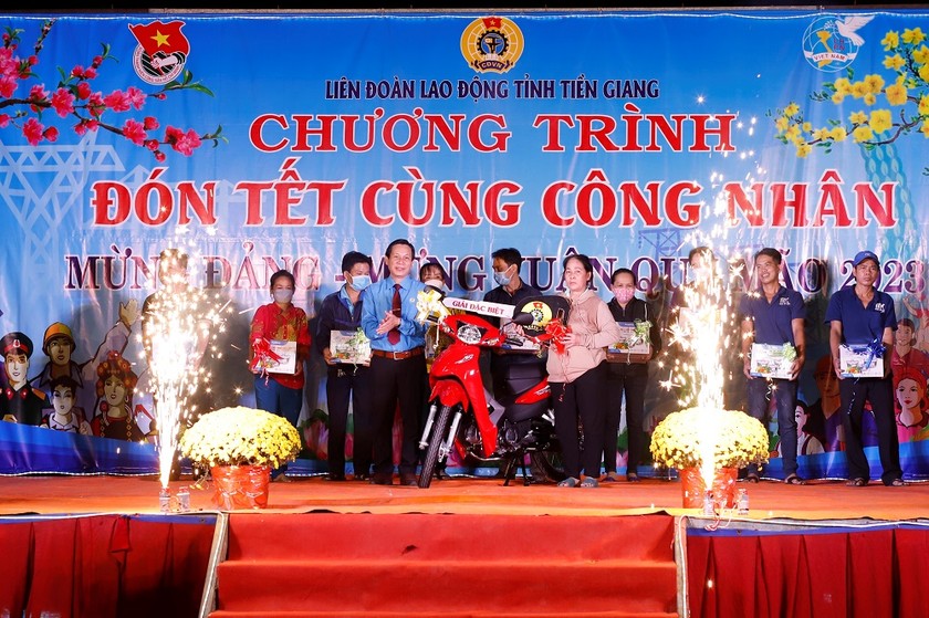 Mang Tết đến với công nhân khu công nghiệp ở Tiền Giang