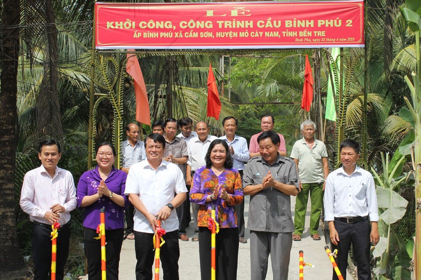 Phó Bí thư Thường trực Tỉnh ủy - Chủ tịch HĐND tỉnh Hồ Thị Hoàng Yến và các đại biểu thực hiện nghi thức khởi công cầu Bình Phú 2. (Ảnh: Ngọc Vũ)