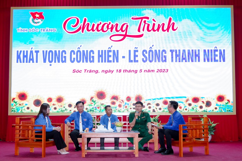 Các Thanh niên tiên tiến giao lưu tại chương trình “Khát vọng cống hiến – lẽ sống thanh niên”. Ảnh: Văn Long