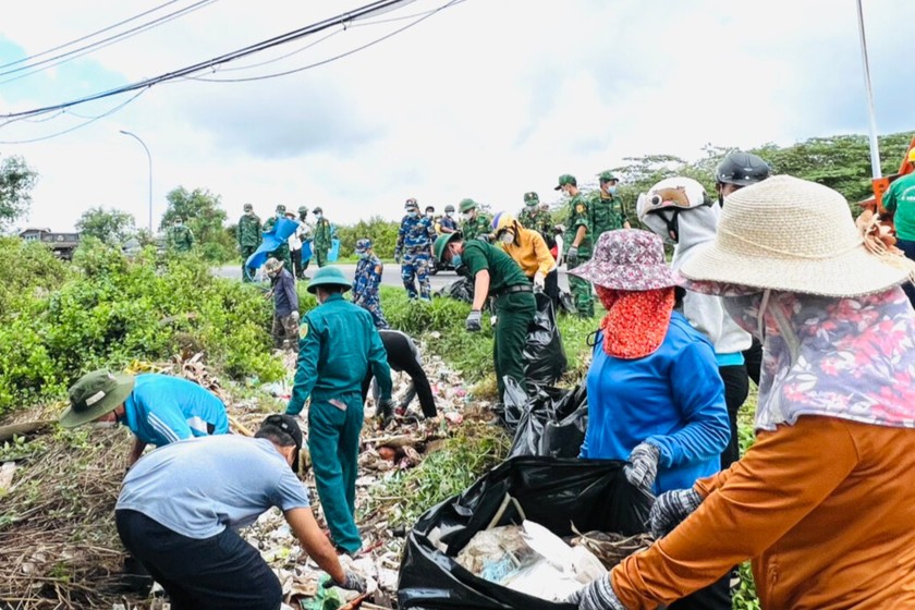 Ra quân dọn vệ sinh môi trường hưởng ứng Ngày Môi trường Thế giới năm 2023