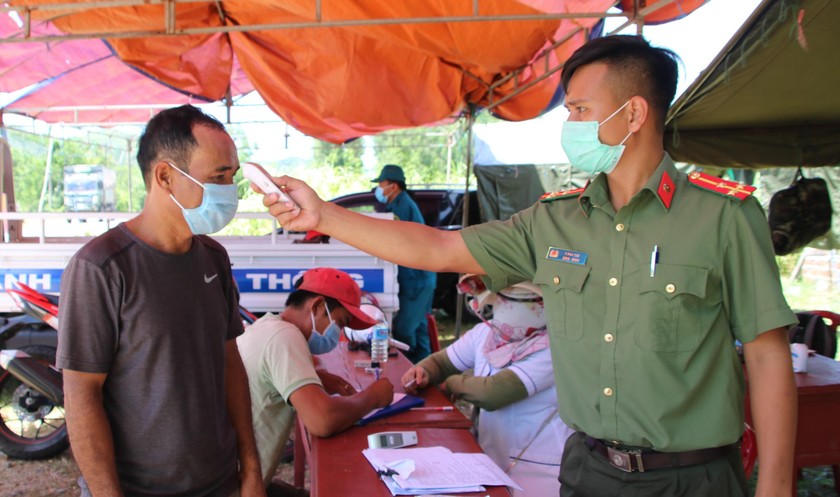 Một chốt kiểm soát phòng, chống dịch COVID-19 ở Bình Định.